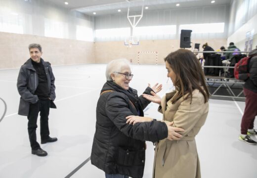 Inés Rey anima aos veciños e veciñas a facer uso do Centro Deportivo do Castrillón, que hoxe abriu as súas portas con actividades gratuítas ata fin de ano